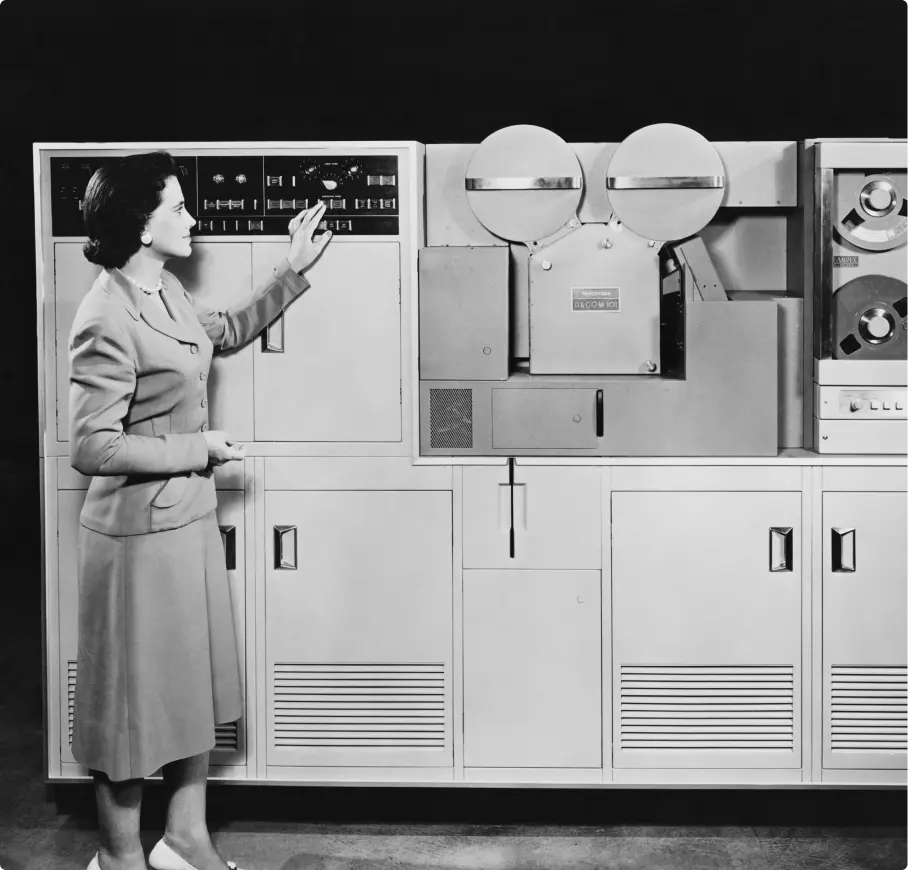 Nethinks_Bildarchiv_Mainframe | NETHINKS GmbH | NETHINKS GmbH Operatorin am Mainframe