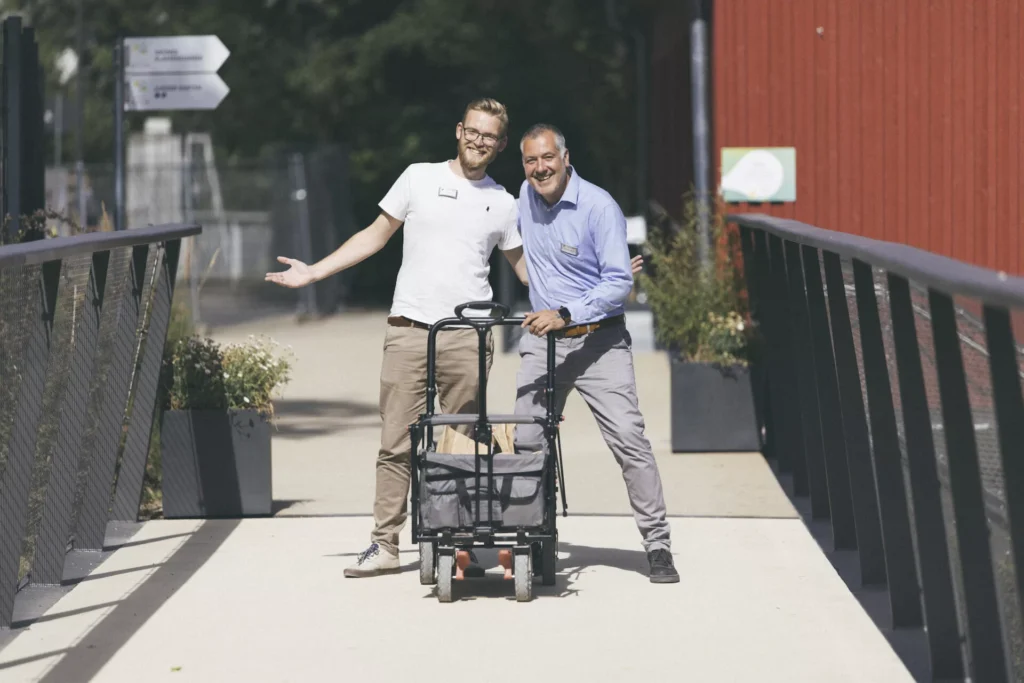 Nethinks Brücke zwei Menschen